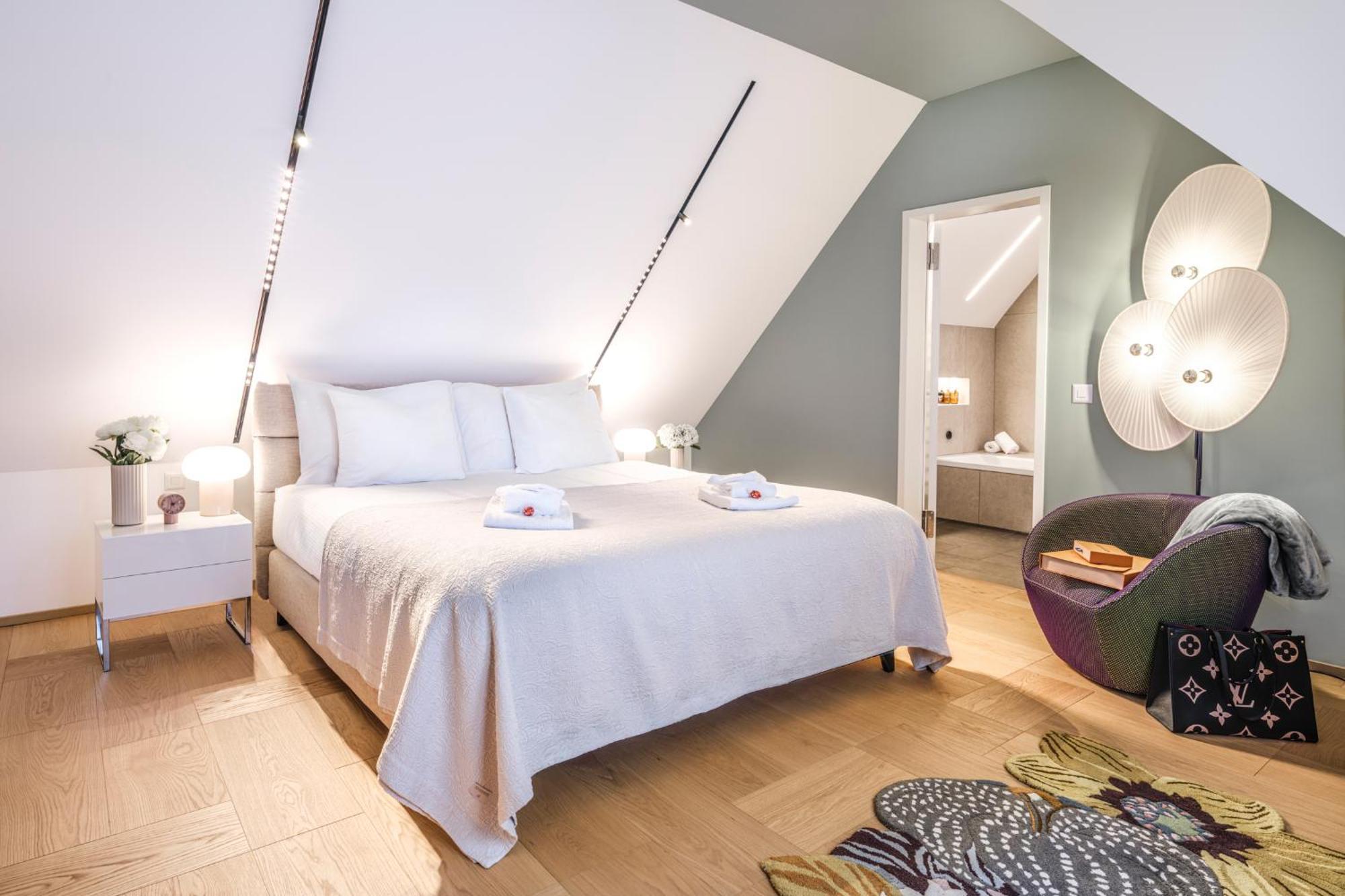 Bahnhofstrasse Designer Penthouse Private Rooftop Apartment *