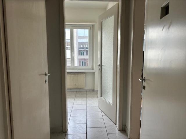 Centrally Located Nearby - Cross 8 *