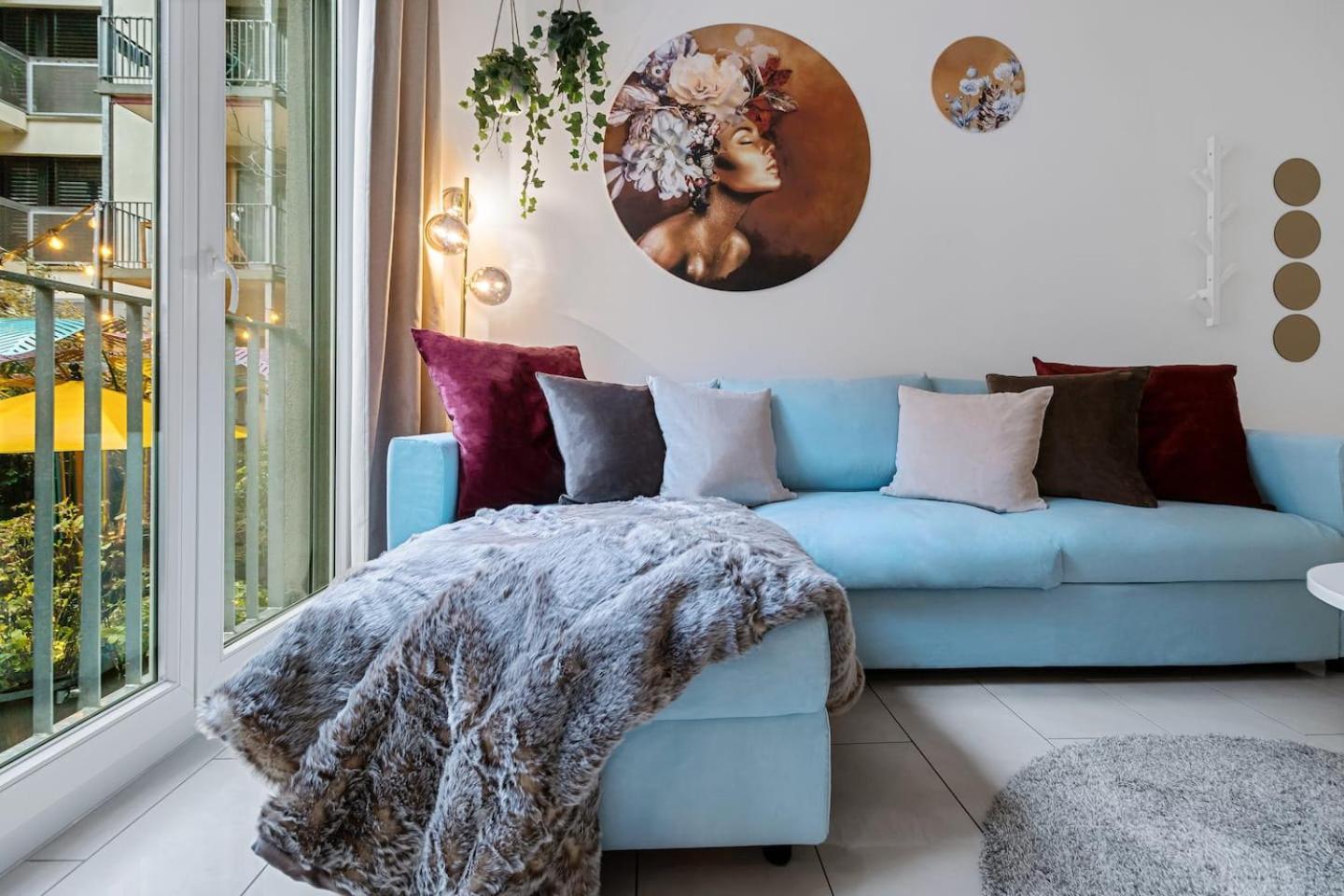 Boutique King Size Bed 700mbps Smart Tv *