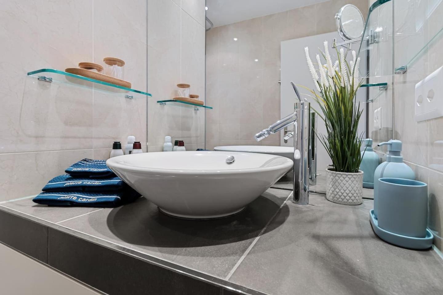 Boutique King Size Bed 700mbps Smart Tv Apartment