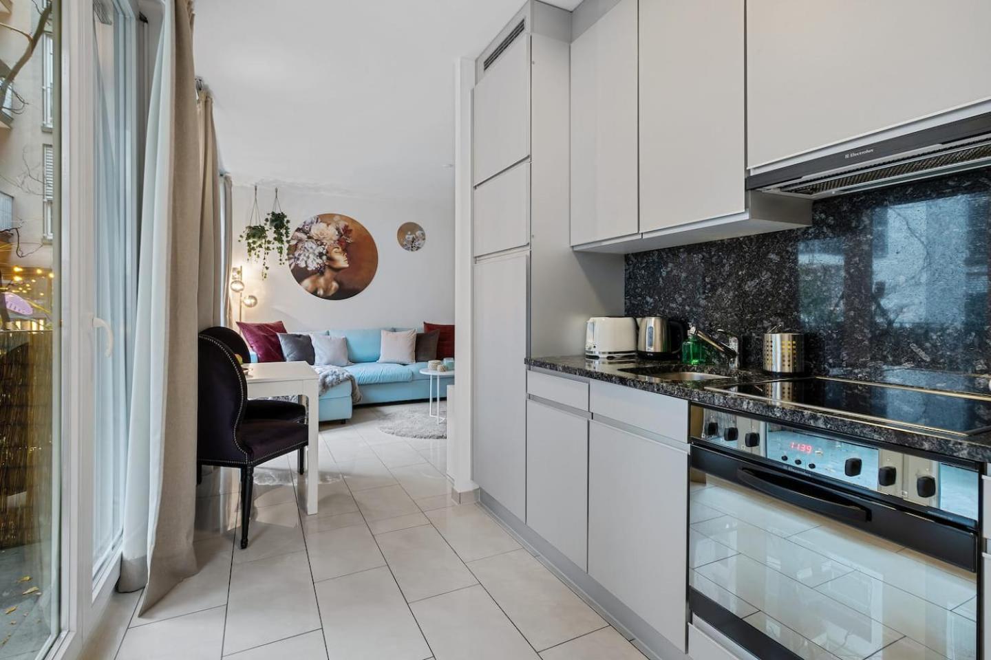 Boutique King Size Bed 700mbps Smart Tv *