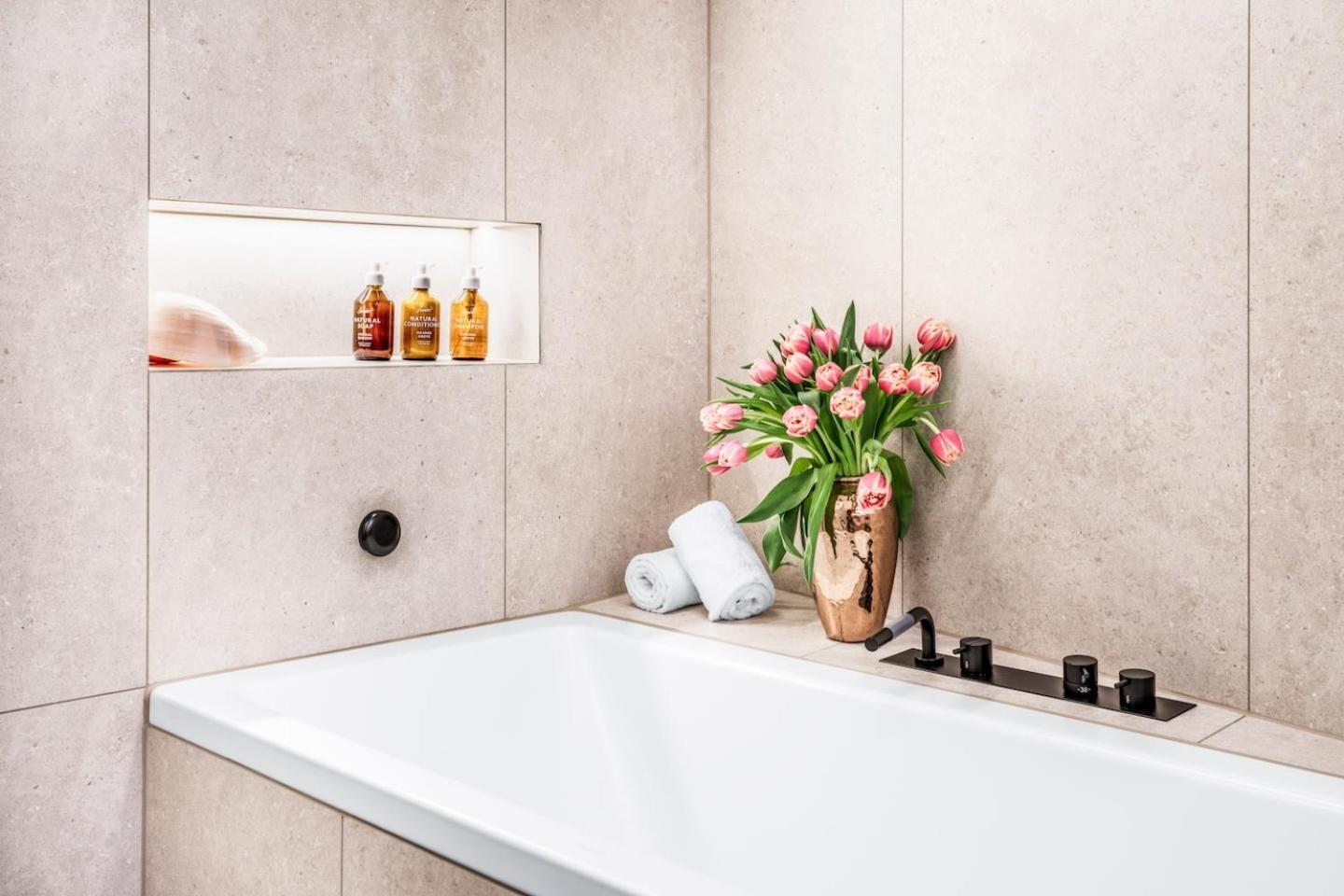 Bahnhofstrasse Designer Penthouse Private Rooftop *