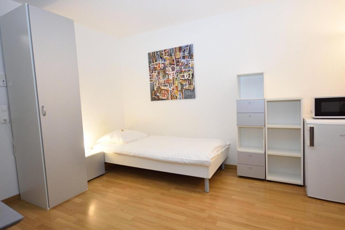 Practical At Trendy Location - Stork 22 *