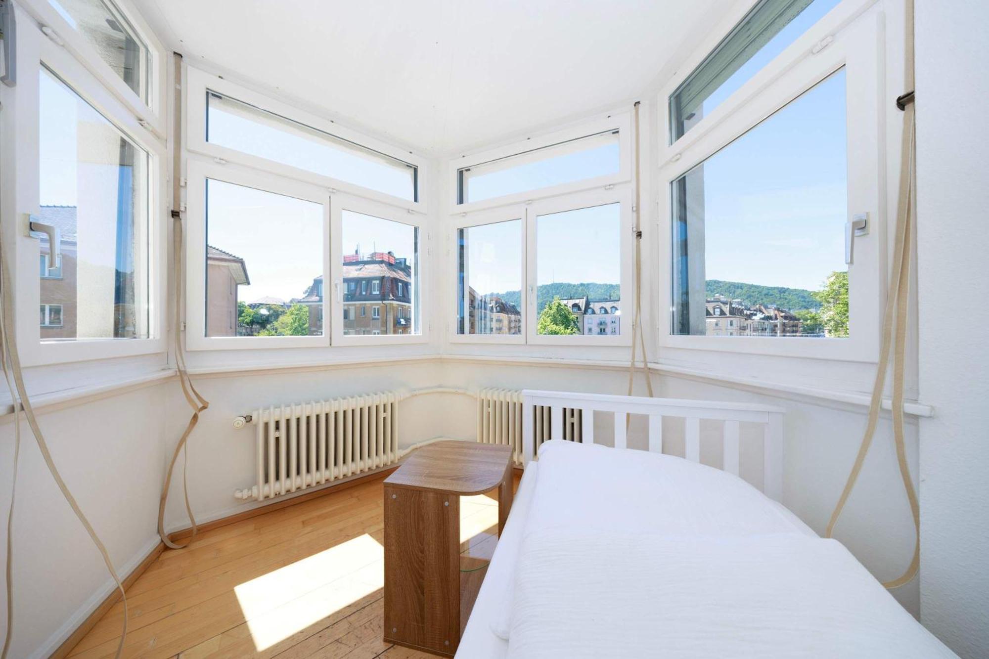 Gem Steps To Tram Family & Group Apartment