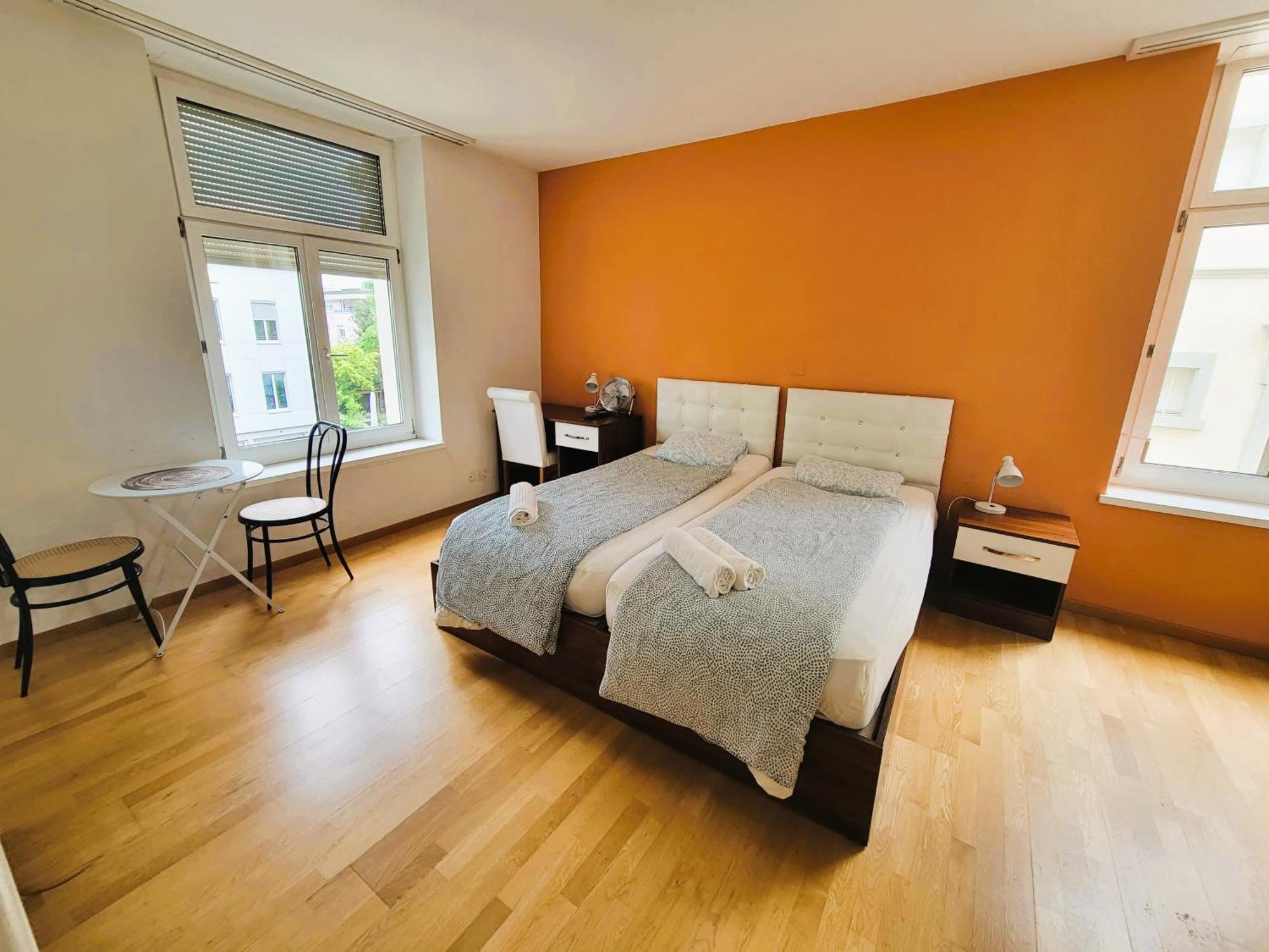 Apartment Renovated Near Sees *