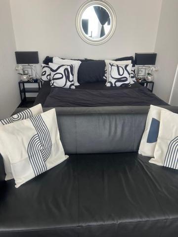 Executive Location & Fast Free Wi-fi & Ac & Parking Apartment Zurich