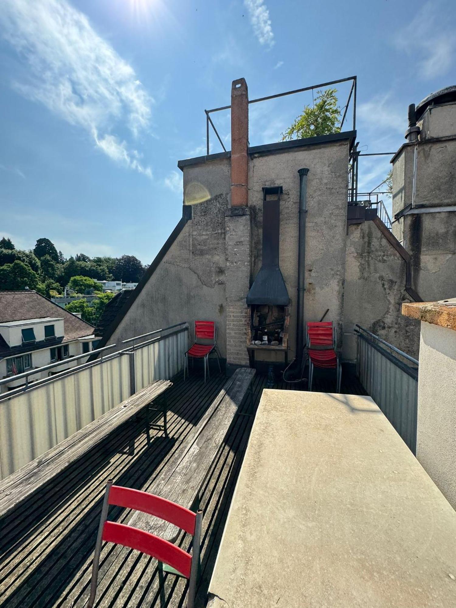 Rustic Lakeside Gem With Rooftop Looking To Homestay