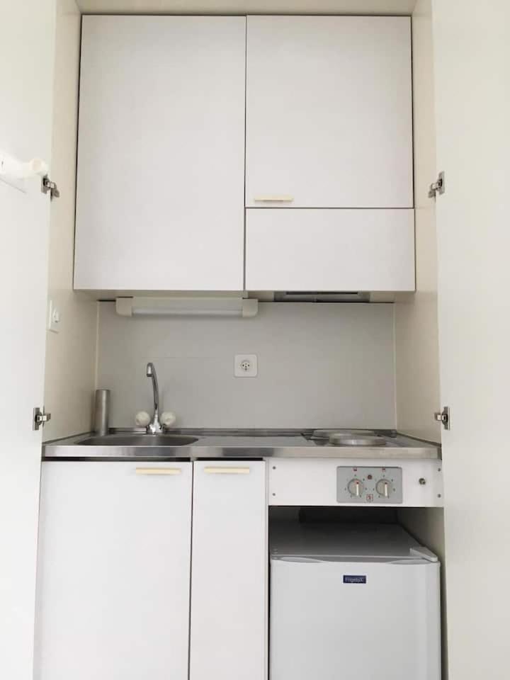 Leon Steps From Hb Station Apartment *