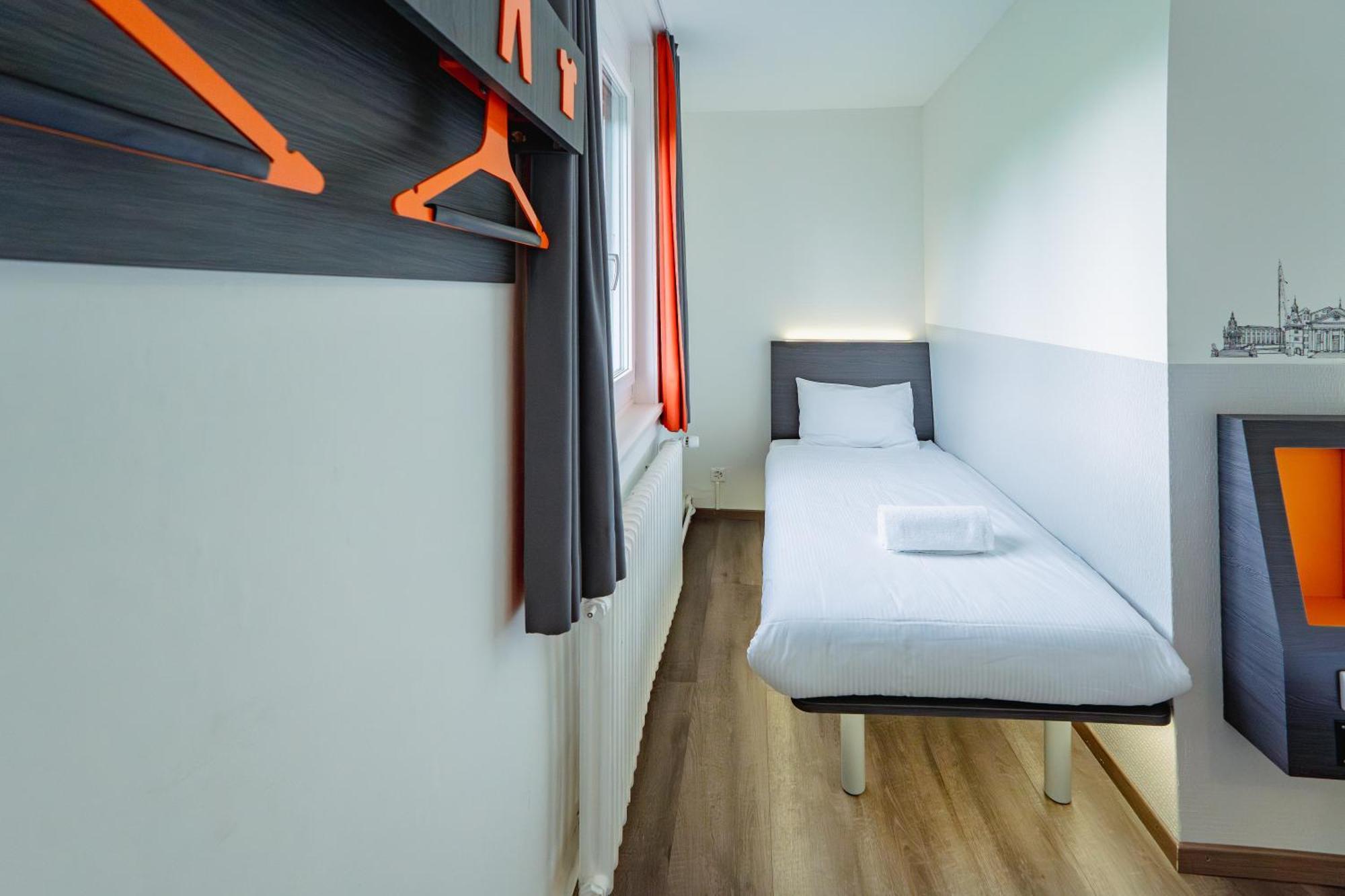 Easyhotel West 2*