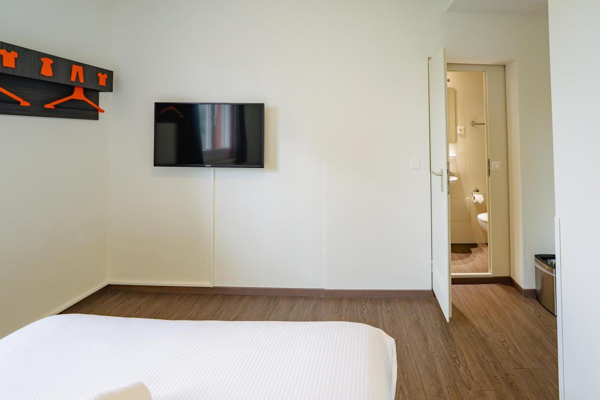 Easyhotel West 2*