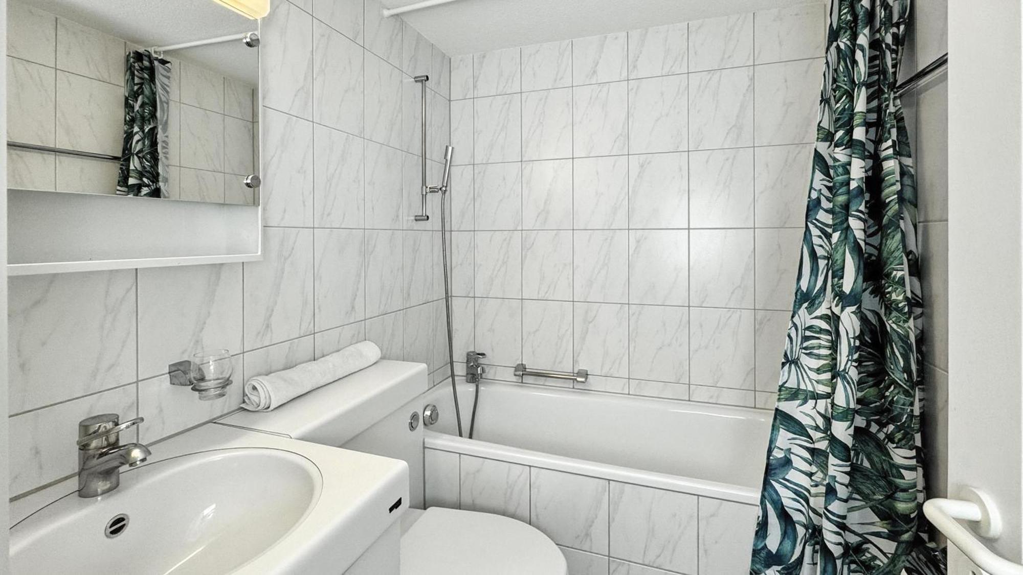 Cute In The Center - Crown 42 Apartment