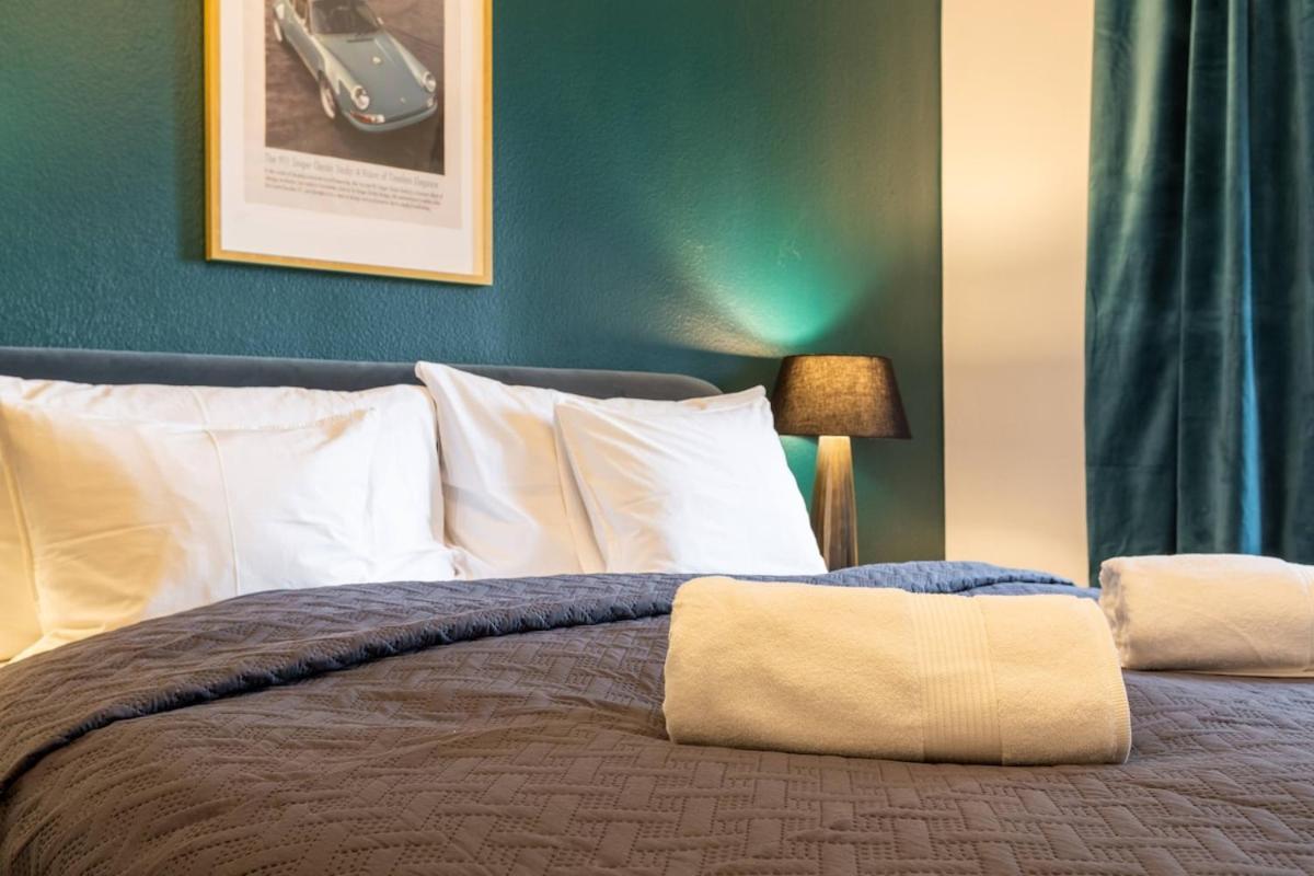 Chesterfield 3 Bedroom Zurich