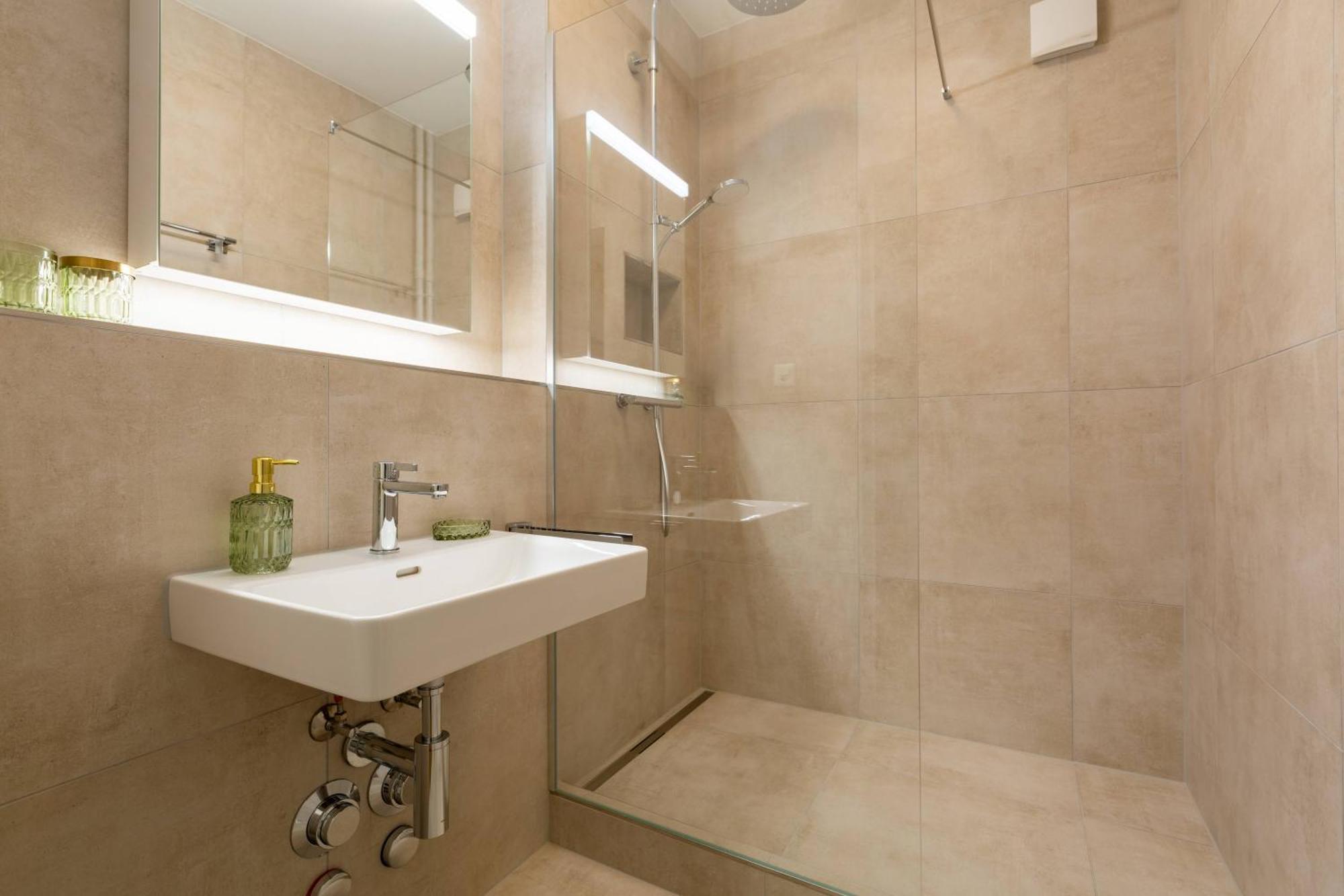 Retro Suite 2 King Beds & Sofa Bed Zuerich Hb Apartment