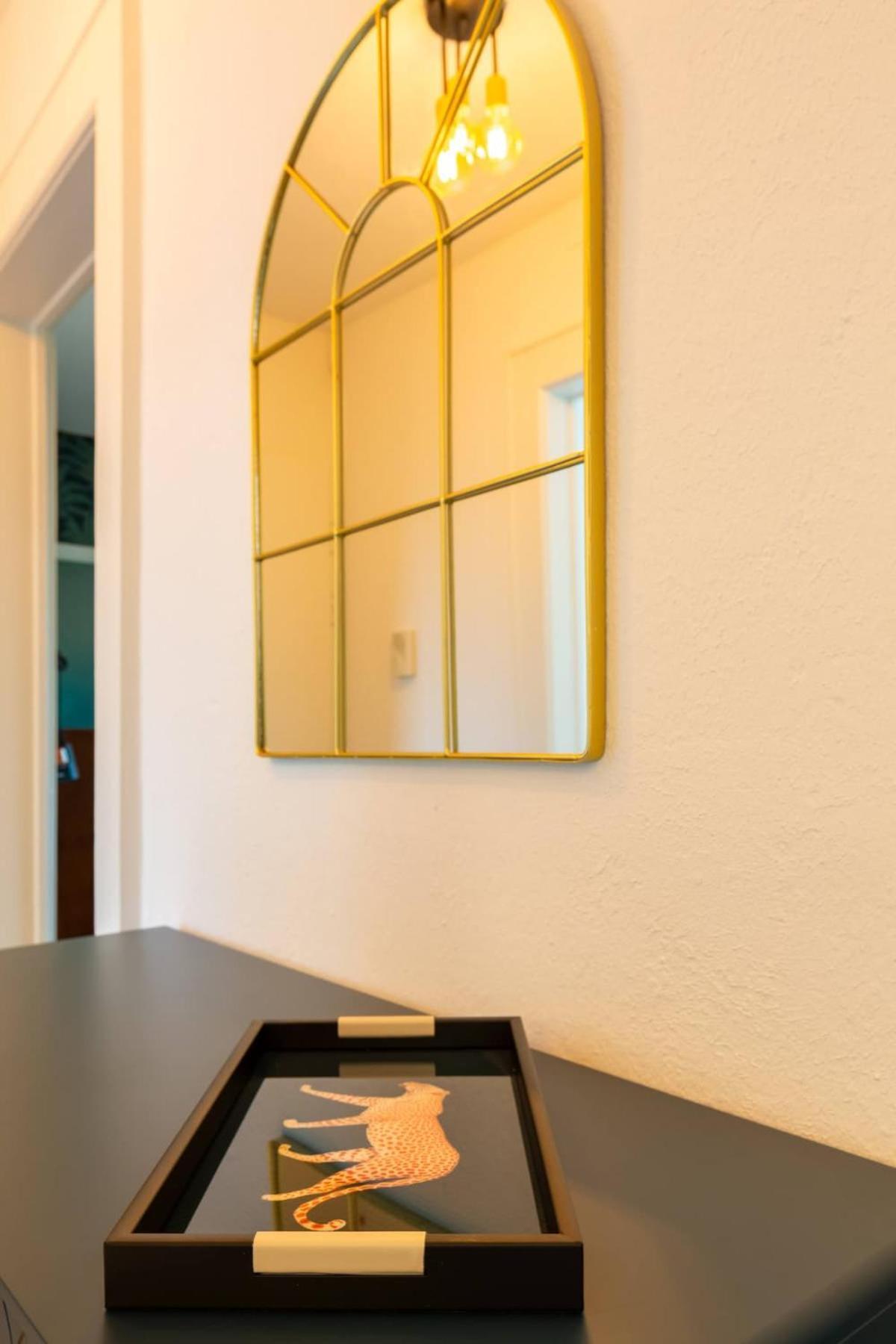 Chesterfield 3 Bedroom * Zurich