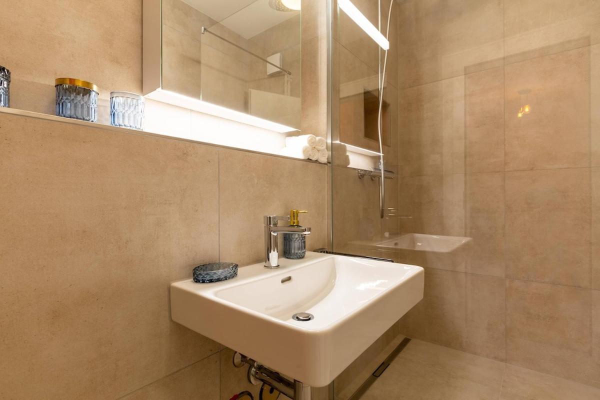 Chesterfield 3 Bedroom * Zurich