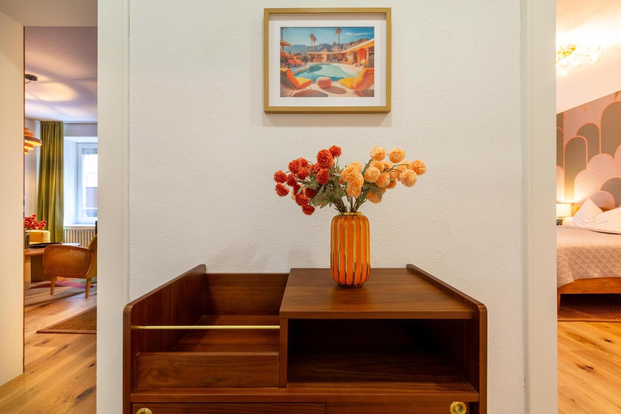 Retro Suite 2 King Beds & Sofa Bed Zuerich Hb *