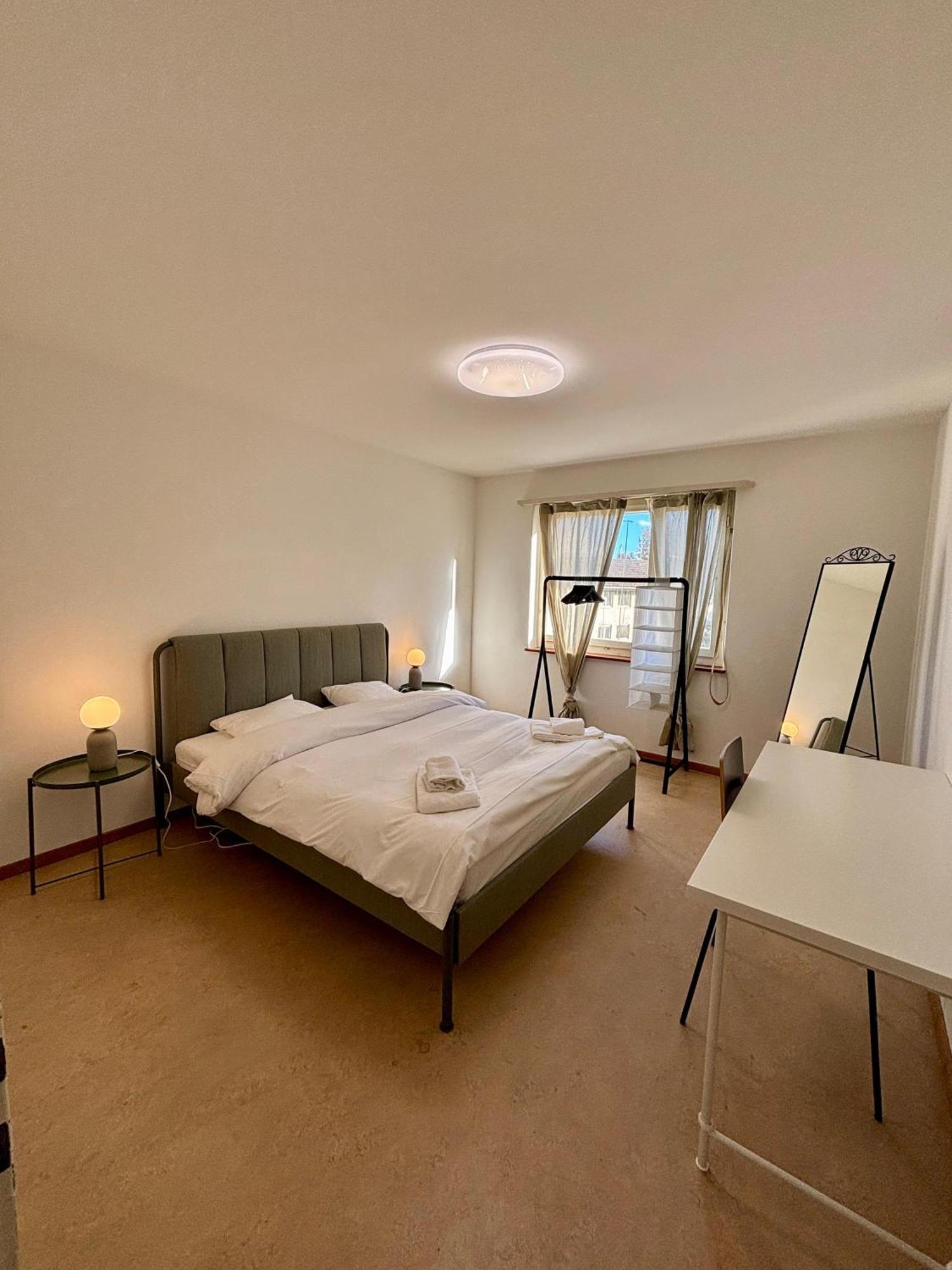 Simple And Warm On Koeschenruetistrasse Apartment