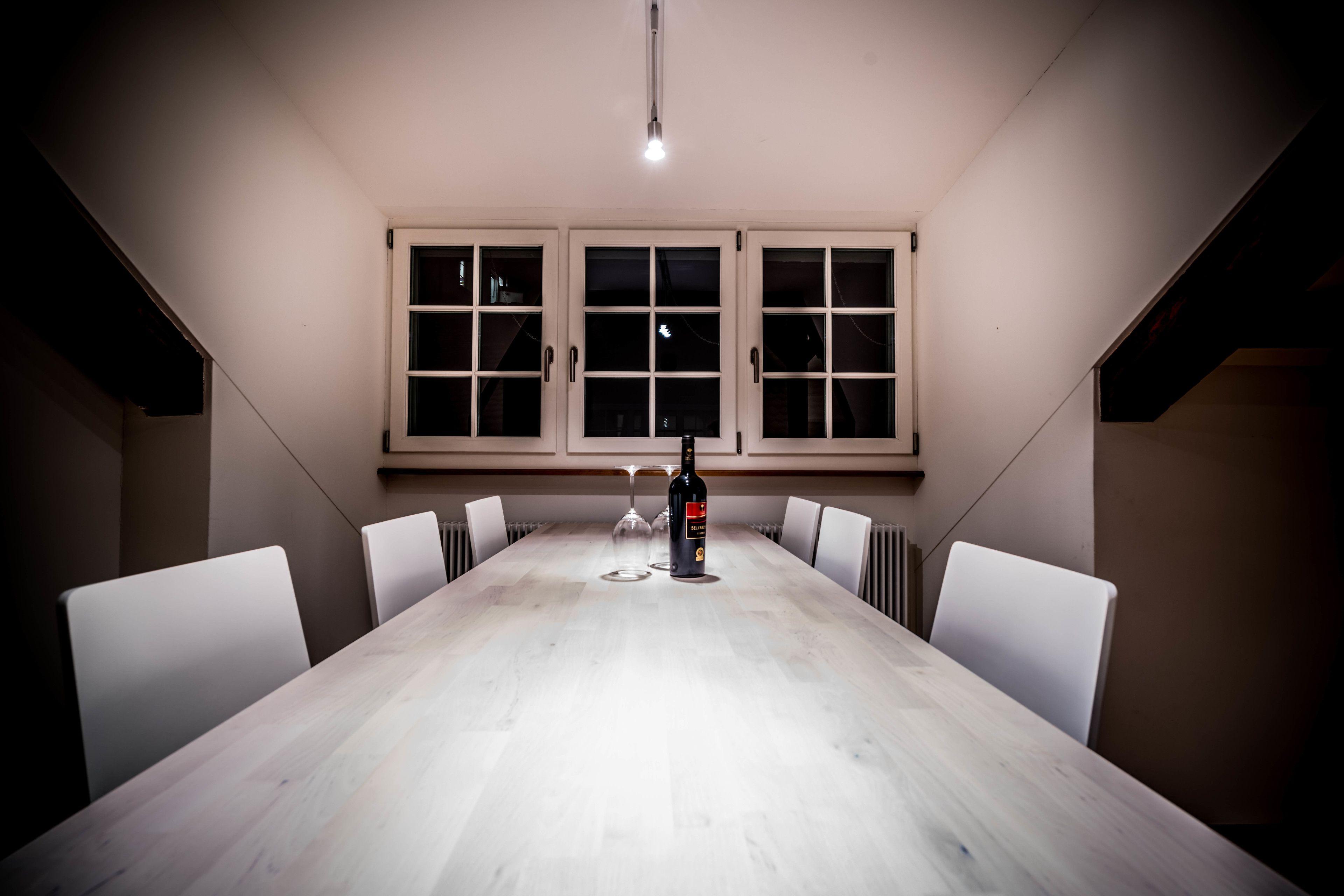 Lake Side Location Bellevue Apartment