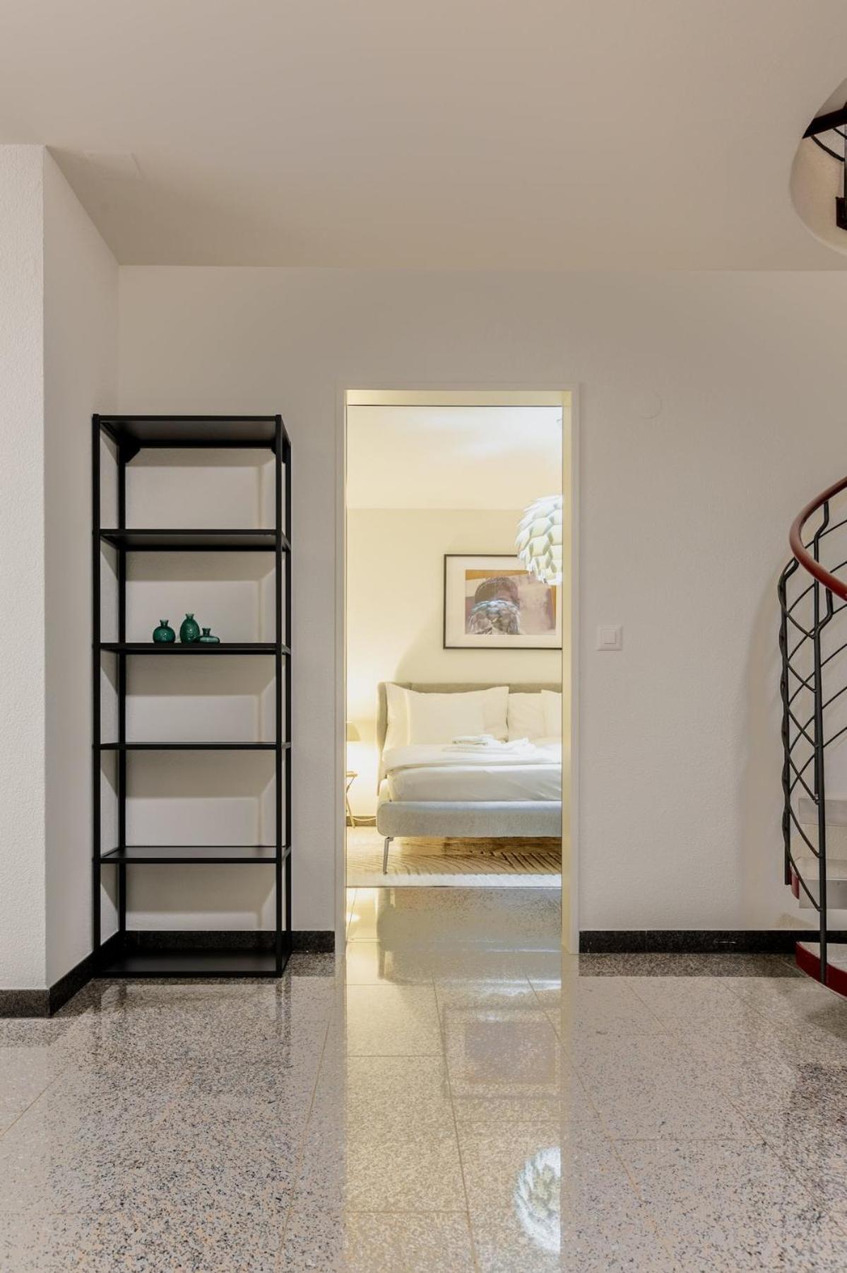 Level - Free Parking Apartment