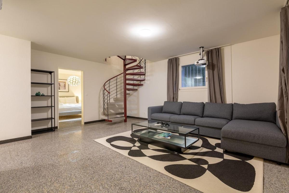 Level - Free Parking Apartment