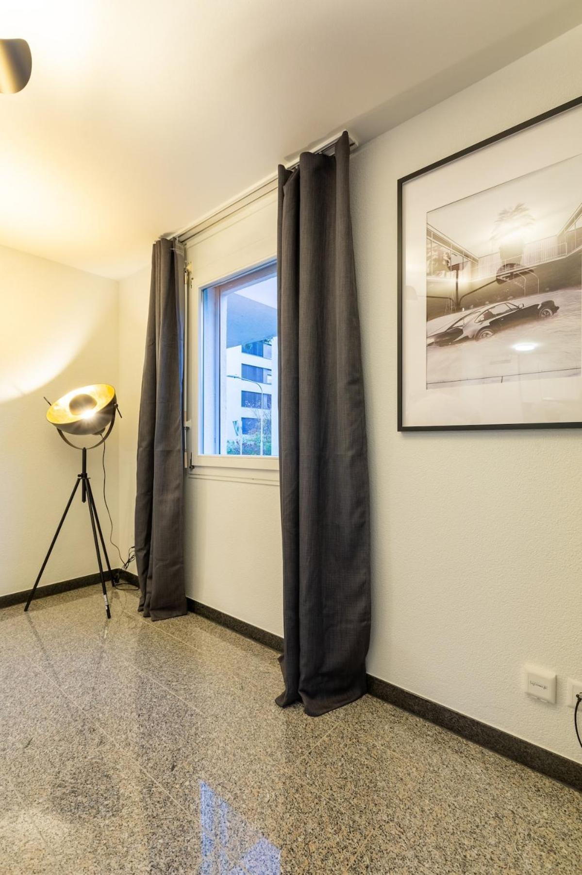 Level - Free Parking Apartment