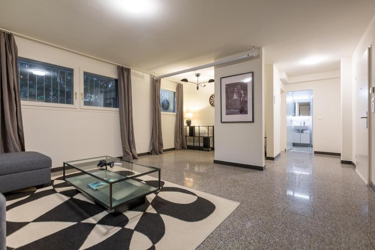 Level - Free Parking Apartment *