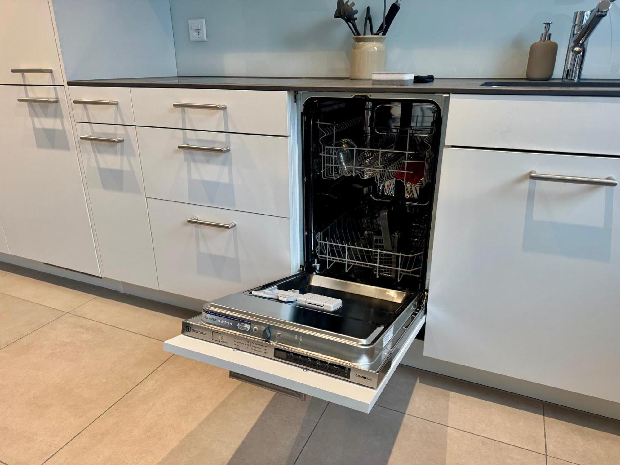 Modern Next To Hb With Roof Terrace *