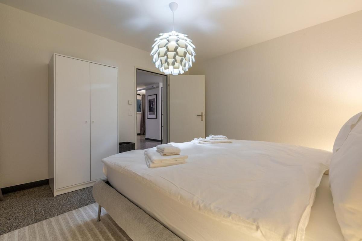 Level - Free Parking Apartment