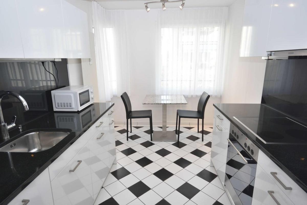 Very And Modern 2br Near - Flower 13