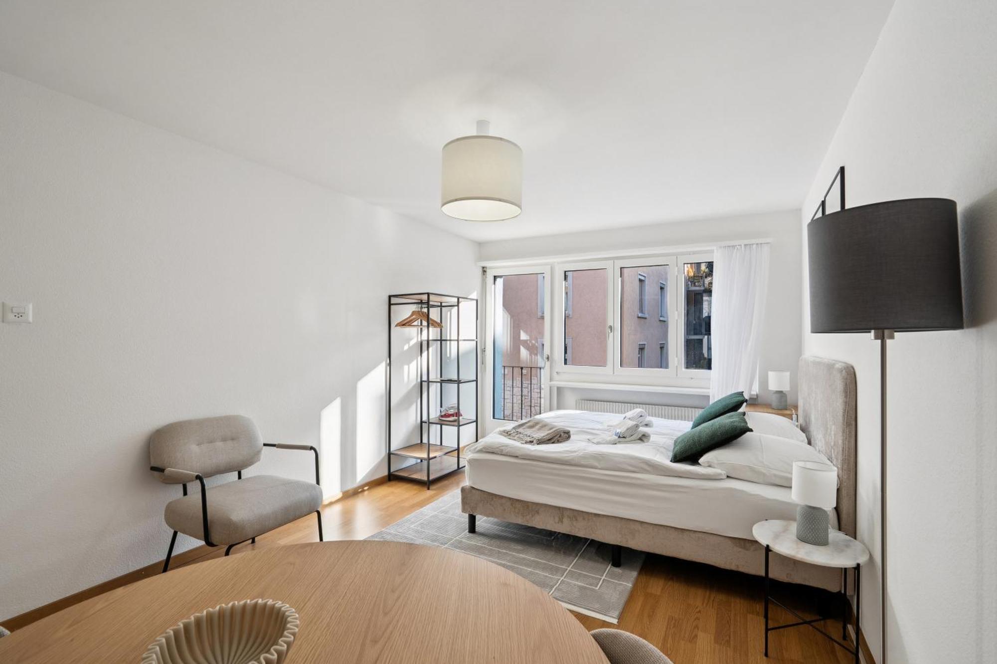 City-studio - Sweet And Modest - Crown 14 *