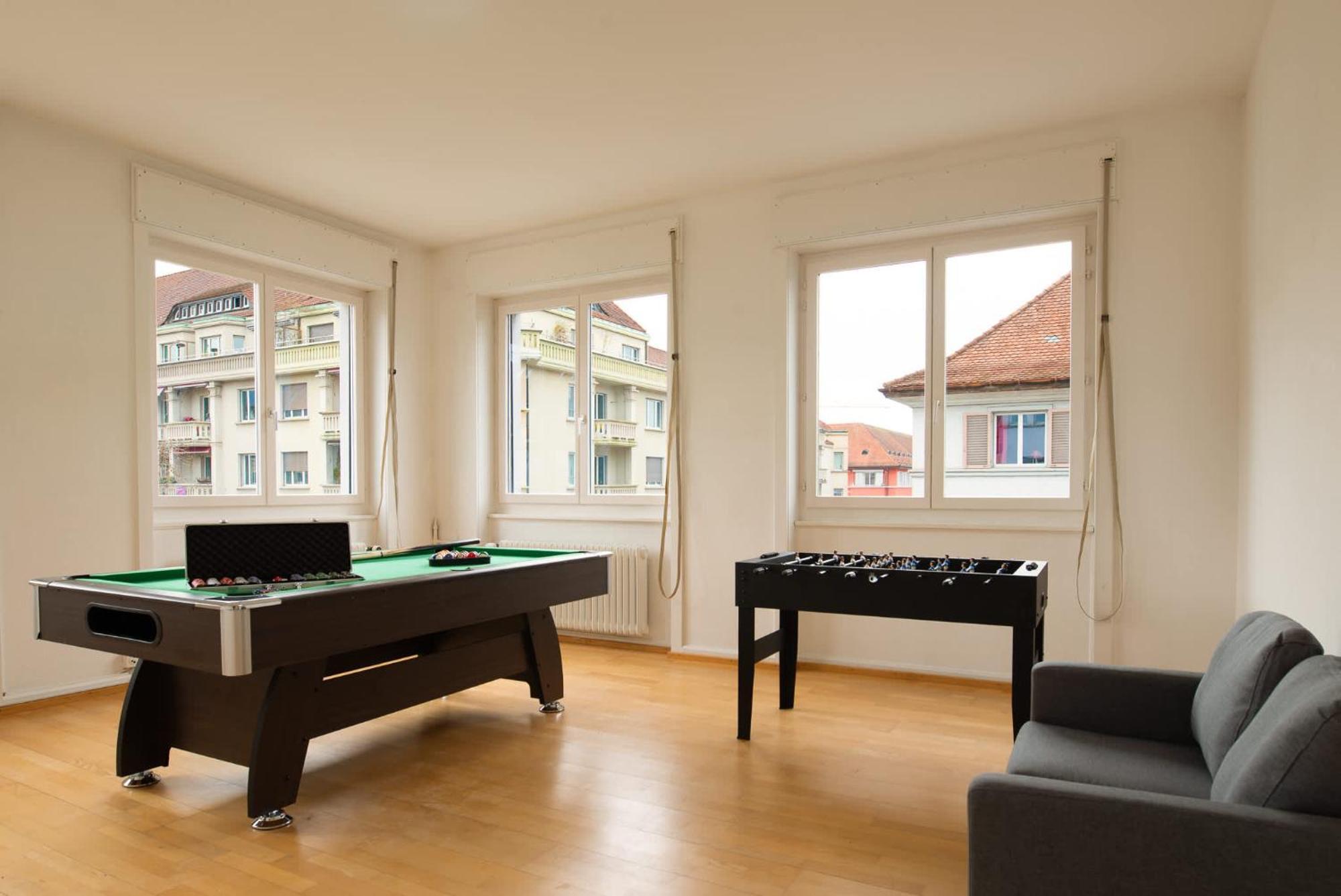 Apartment Spacious Flat With Game & Pool Table Zürich