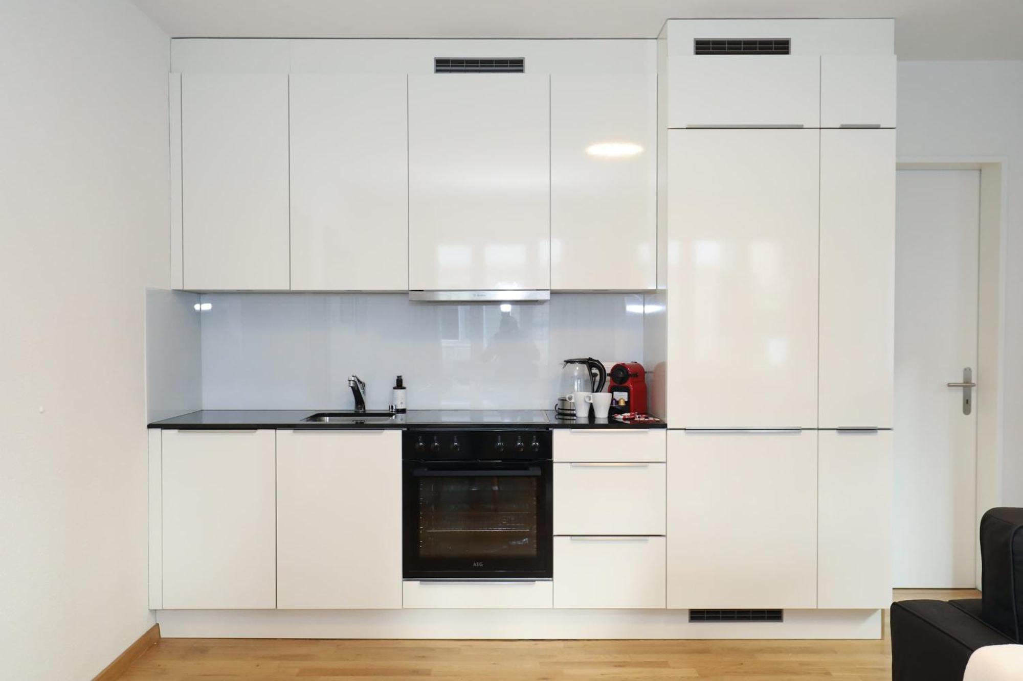 New Center With Private Entry & Parking Apartment *