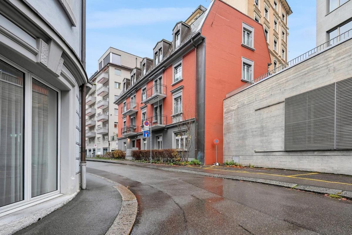 Premium In Center - Color 3 Zurich