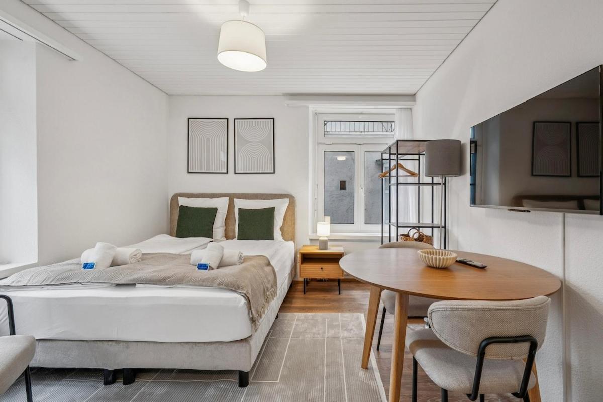 Premium In Center - Color 3 *