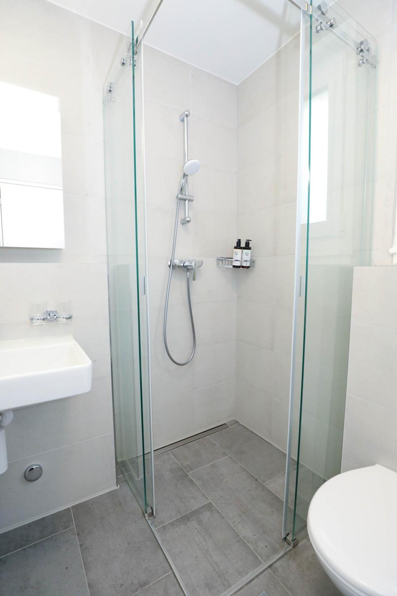 New Center With Private Entry & Parking Zurich