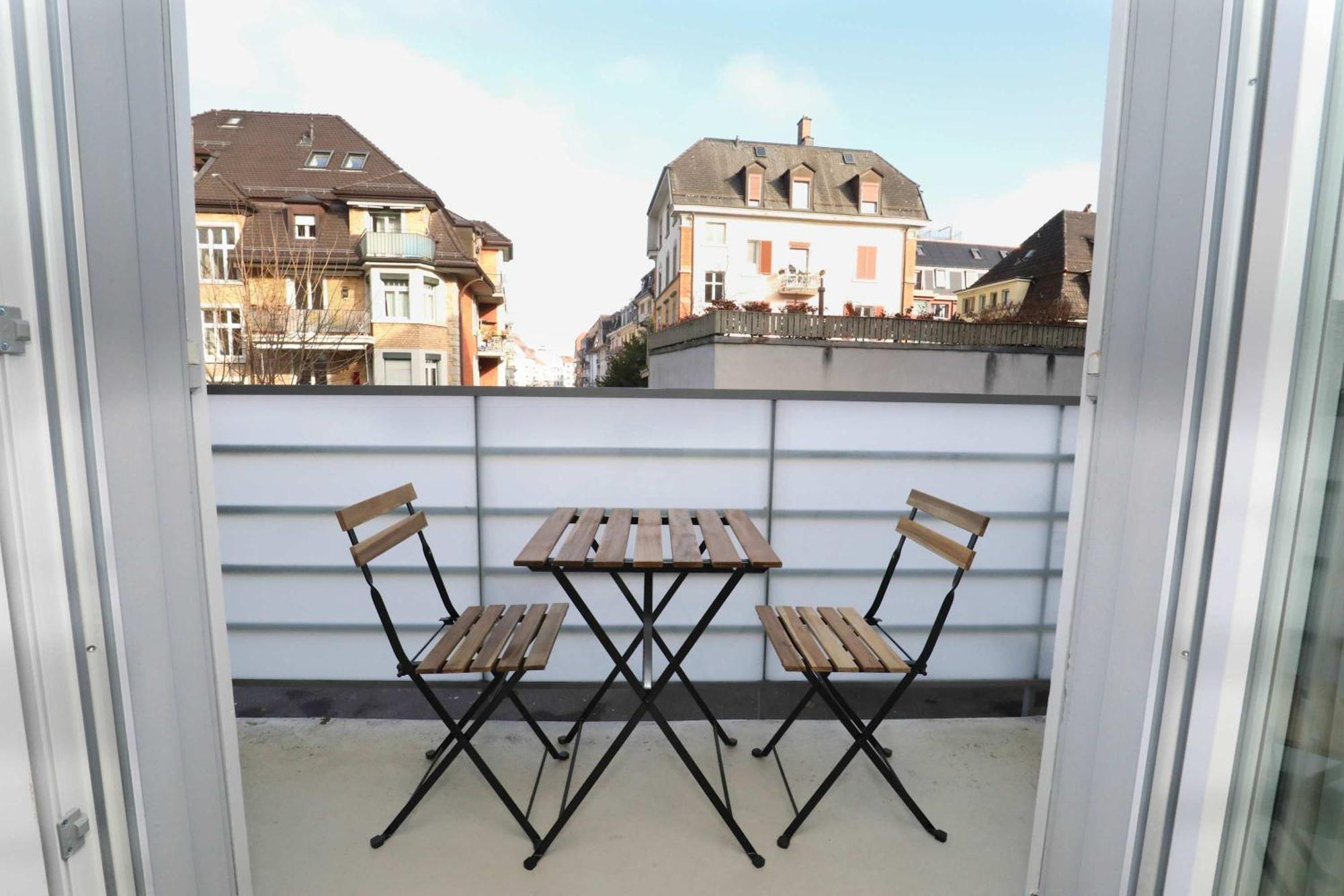 Apartment New Center With Private Entry & Parking