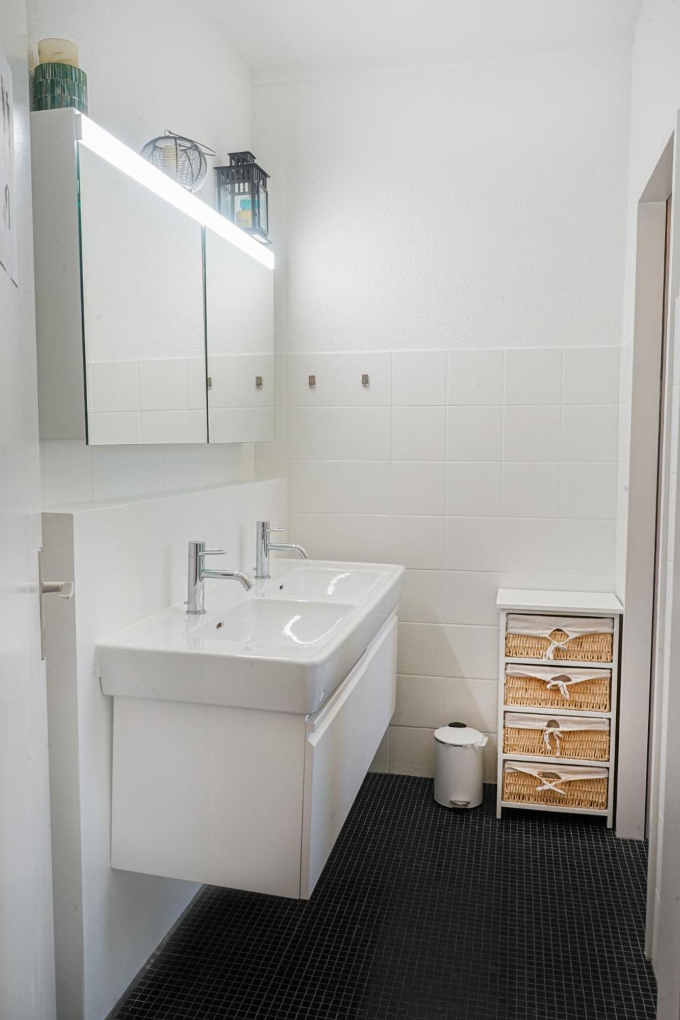 Homestay Downtown - Large, Quiet Private 