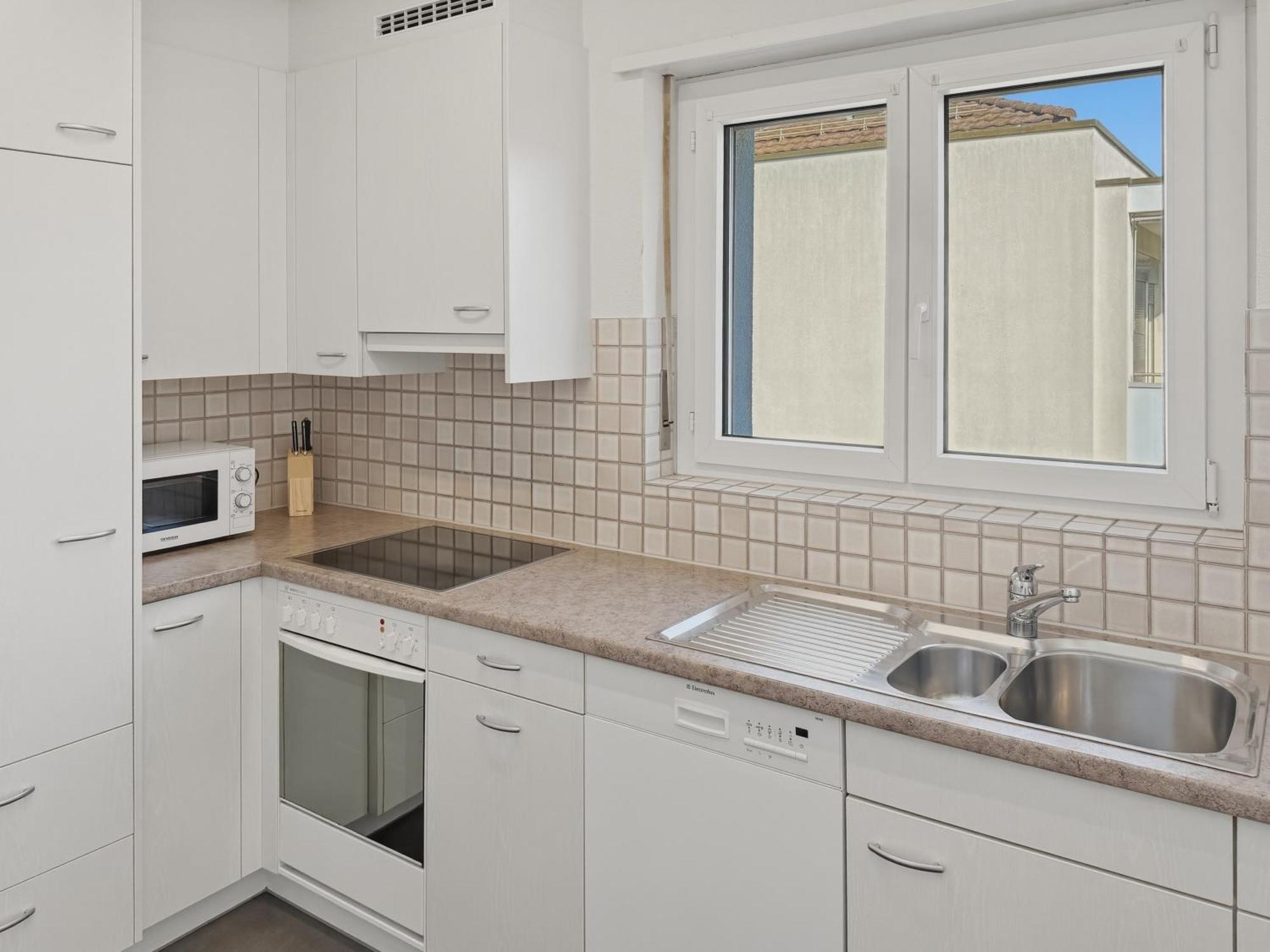 Bright And Quiet In The Center - Sky11 *