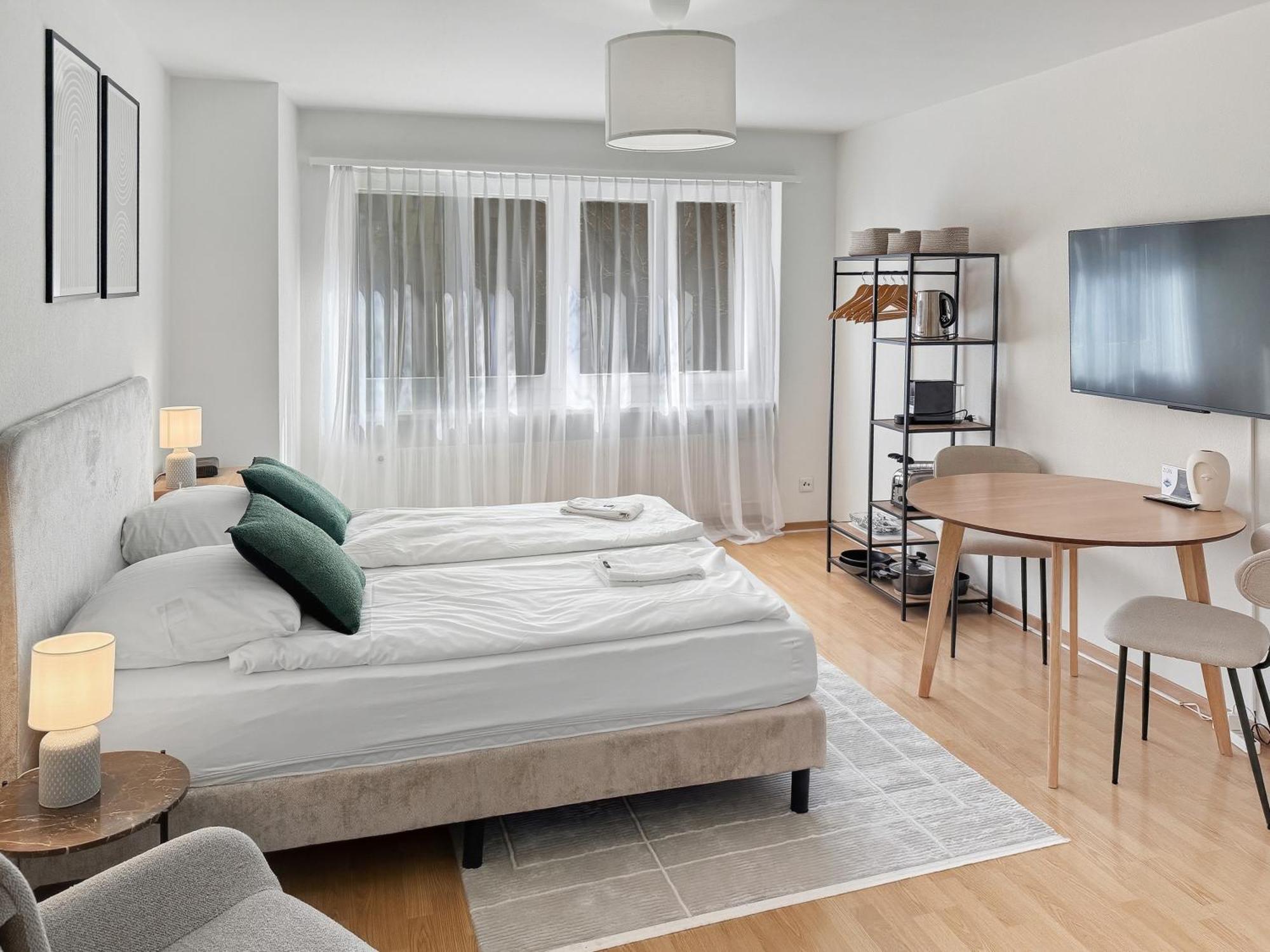 Lovely In The Center - Crown 1