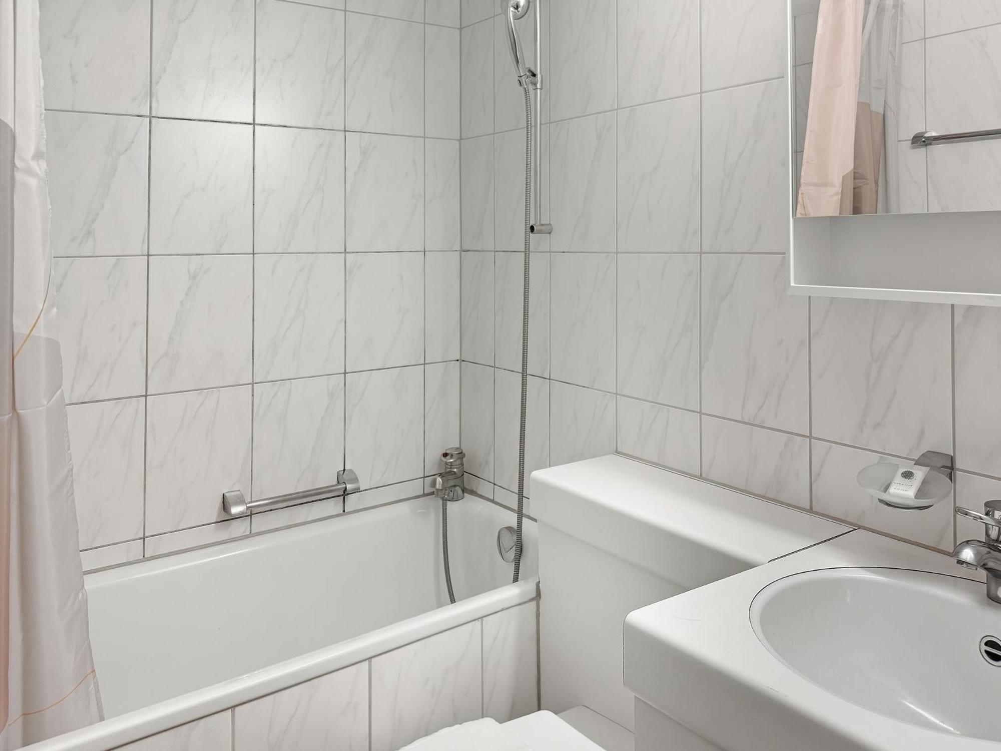 Lovely In The Center - Crown 1 Zurich