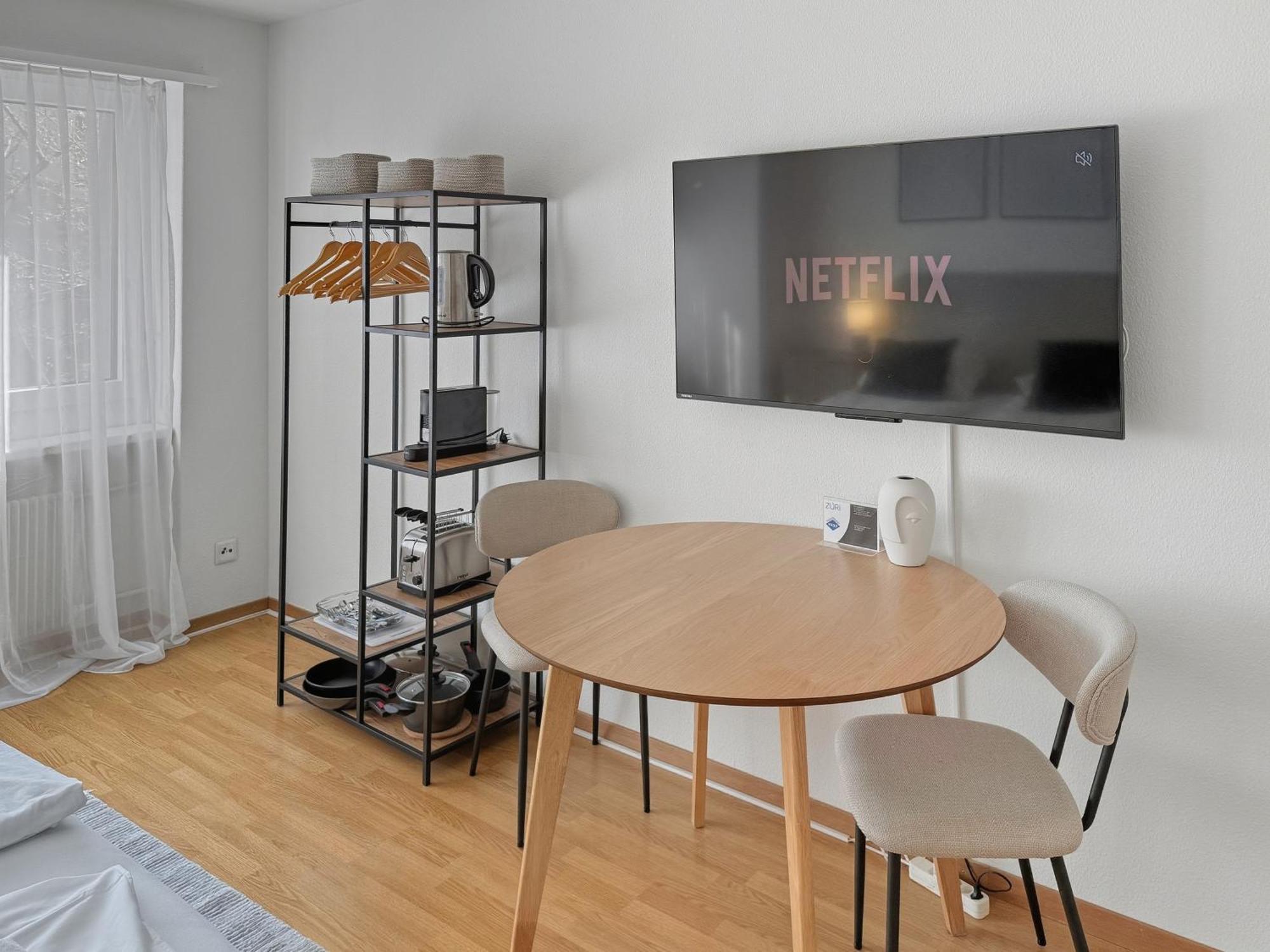 Lovely In The Center - Crown 1 * Zurich