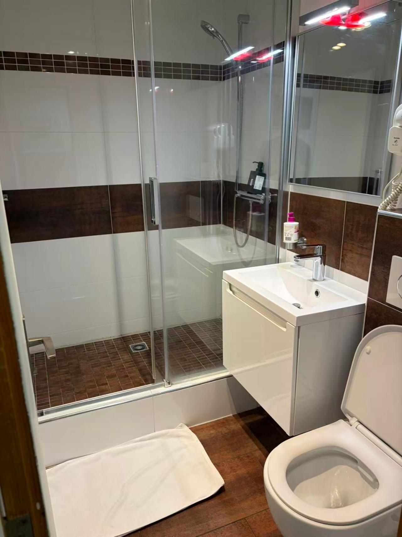Budget En-Suite City Center Studio Self Check In, Next To Zurich Hb Pocketwifi