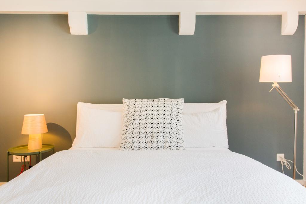 Lake Side Location Bellevue Apartment