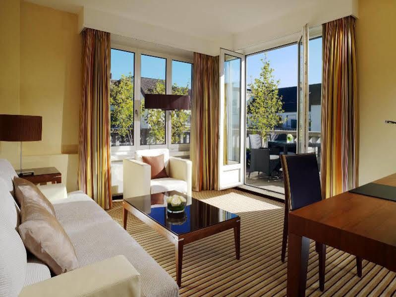 Neues Schloss Privat Zurich, Autograph Collection