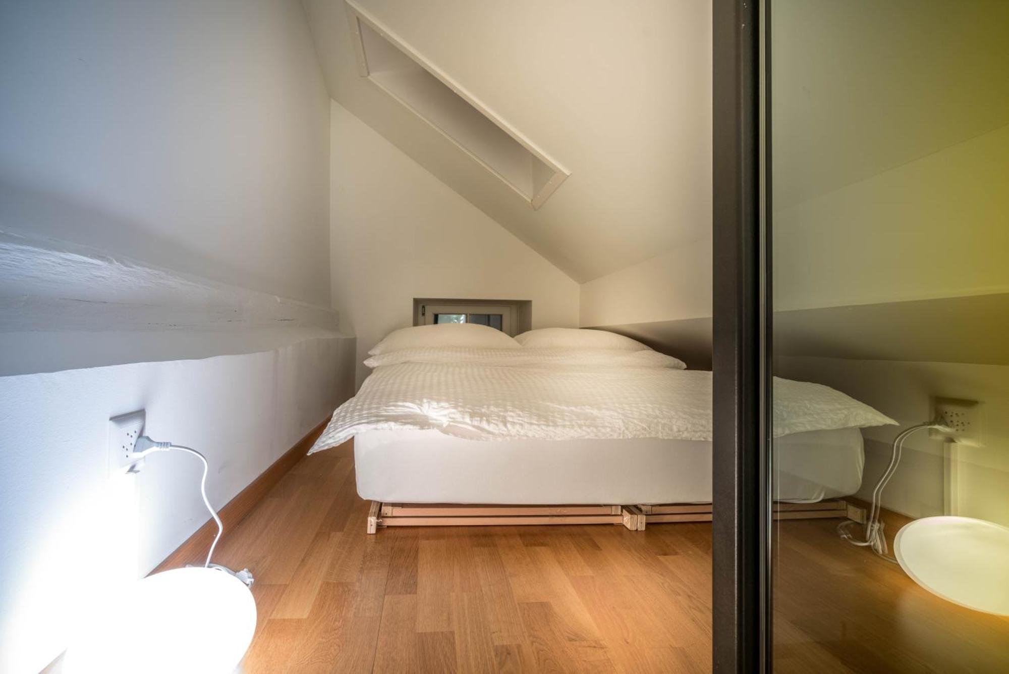 Lake Side Location Bellevue Apartment