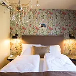 The Henry Self Check-In Guesthouse