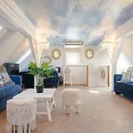 The Henry Self Check-In Guesthouse