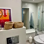 Luxury, Quiet Flat Overlooking Apartment *
