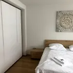 Very Sunny 1Br Flat In The City Center - West4