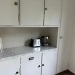 Modest Studio In The City Center - Cross 4